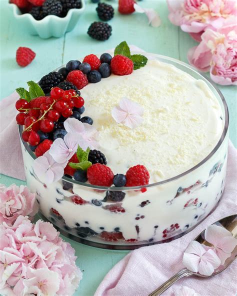 Schale mit frischen Beeren zum Garnieren des Käsekuchens