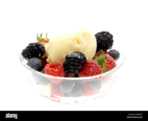 Schale mit gemischten Beeren, Verveine- und Minzblättchen, Zitronenzesten