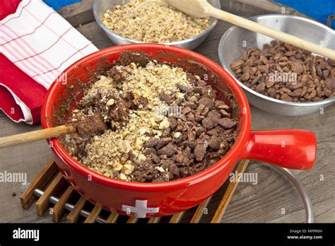 Schale mit geschmolzener weißer Schokolade und Cornflakes