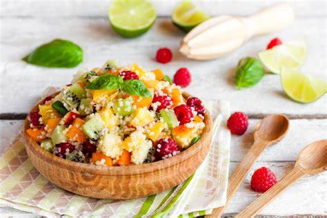 Schale mit süßem Couscous und frischem Obst, Zimt und Nüssen