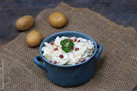Schale mit selbstgemachtem Schoko-Bananen-Granola