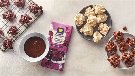 Schale mit selbstgemachten Schoko Crossies, daneben Smacks-Packung und Schokolade