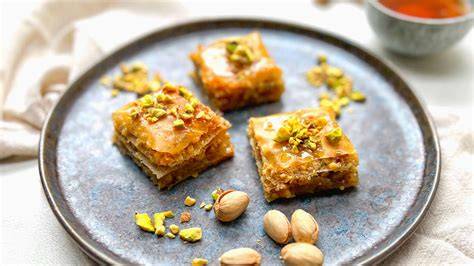 Schale mit typischem Honig-Baklava und Zuckersirup-Baklava im Vergleich