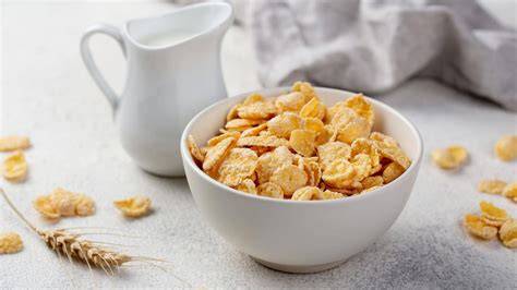 Schale mit ungesüßten Cornflakes und Milch