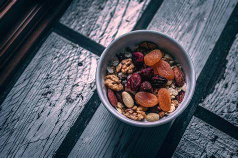 Schale mit verschiedenen Müsli-Zutaten (Flocken, Samen, Trockenfrüchte)