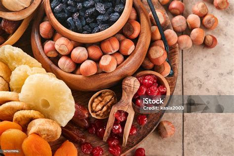 Schale mit verschiedenen Trockenfrüchten wie Cranberries, Rosinen und Datteln