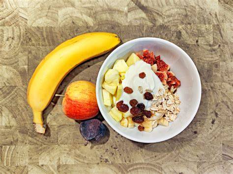 Schale mit zuckerfreiem Müsli und frischem Obst