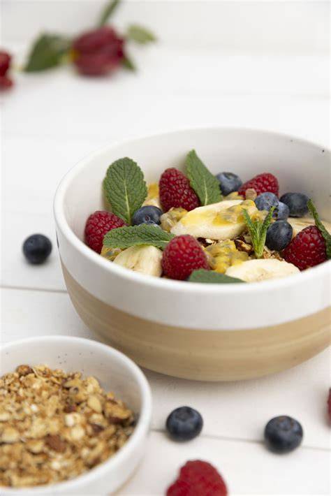 Schale selbstgemachtes Granola mit Nüssen und Früchten