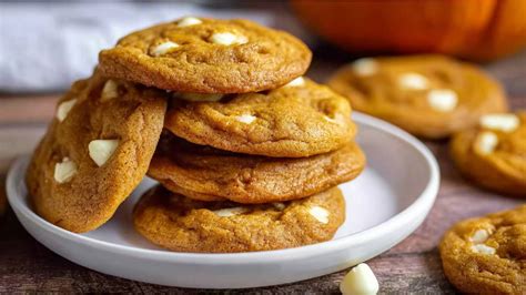 Schale und weicher Kern: frisch gebackene Cookies auf einem Blech