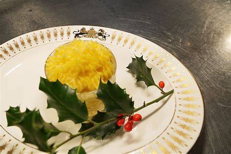Schalen mit Brandybutter und Vanillesauce zum Christmas Pudding