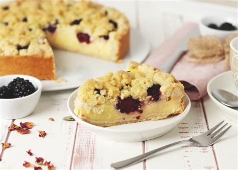 Schalen mit Brombeeren und Bananen, daneben Vanille, Zimt und Rum als Zutatenübersicht
