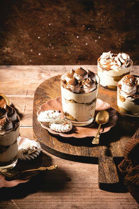 Schalen mit Desserts auf Holztisch