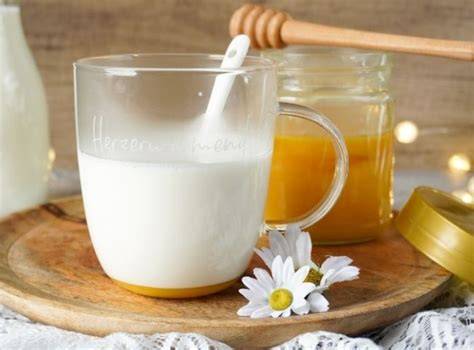 Schalen mit Reismehl, Honig und Milch