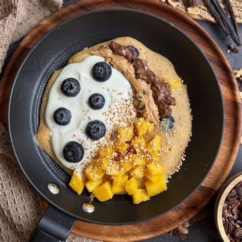 Schalen mit veganem Cookie Dough, garniert mit frischen Früchten und Schokosauce