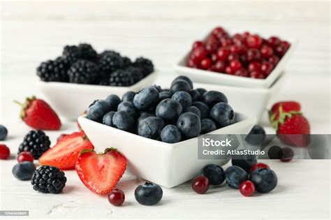 Schalen mit verschiedenen Beeren für Fruchtfüllungen