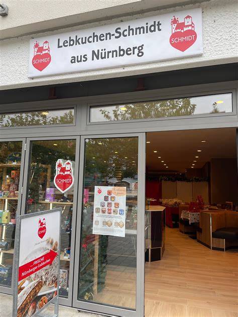 Schaufenster der Lebkuchen-Schmidt Filiale mit Nürnberger Spezialitäten