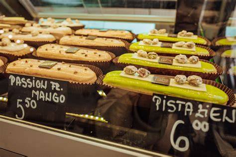 Schaufenster einer Pariser Pâtisserie mit Macarons und Éclairs