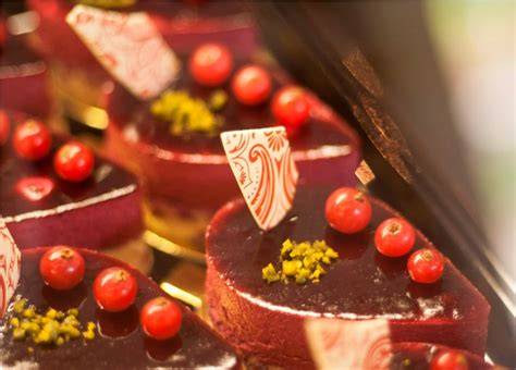 Schaufenster mit Pralinen und Törtchen im SchokoMus