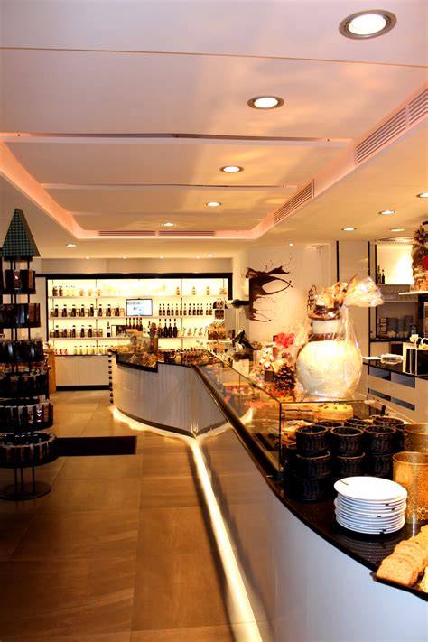 Schaufenster und Theke von Stefan's Schokoladenmanufaktur & Cafe