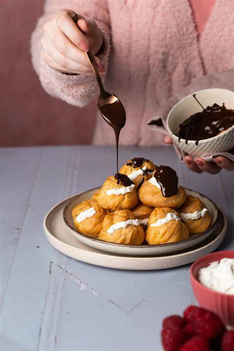 Schaumkuss auf Waffelboden mit dunkler Schokoladenglasur