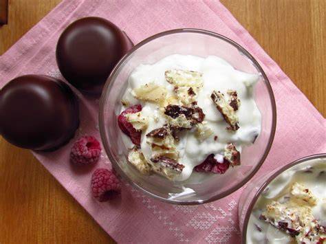 Schaumkuss-Dessert mit verschiedenen Fruchtkomponenten
