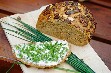 Scheibe Brot mit Zucchini-Birnen-Marmelade - Serviervorschlag