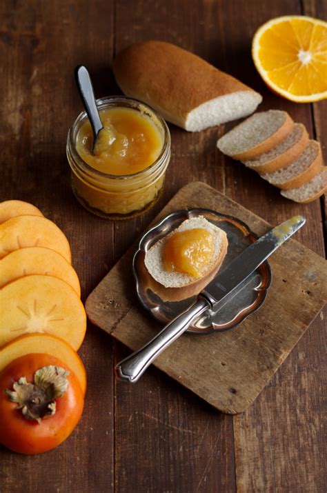 Scheibe Brot mit frischer Kaki-Marmelade, Zutaten und frischen Kakis