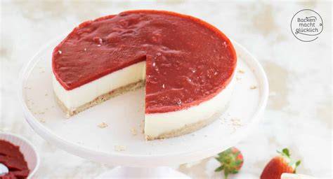 Scheibe Erdbeer Panna Cotta Torte auf Teller, mit frischen Beeren garniert
