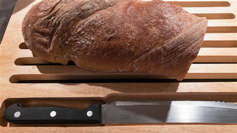 Scheibe Honig-Butter-Bier-Brot auf einem Brett