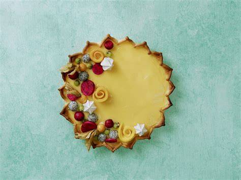 Scheibe Kiwi-Bananen-Torte auf Dessertteller mit Sommerdeko