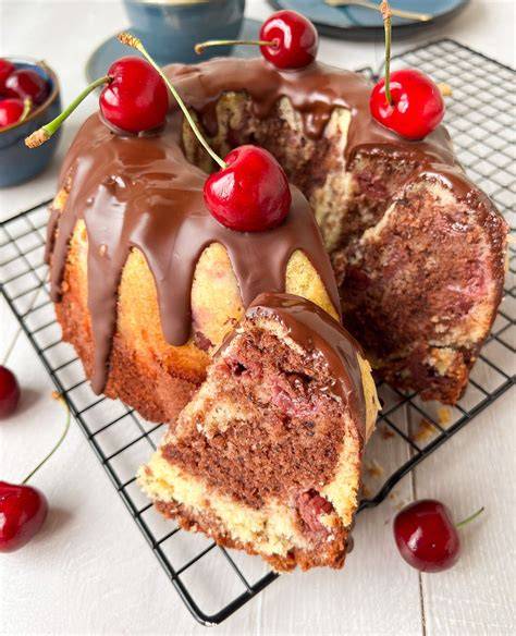 Scheibe Marmorkuchen, deutlich sichtbares Marmormuster, mit Kirschen und Sahne