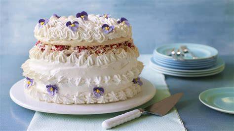 Scheibe Spanische Windtorte mit dunkler und heller Creme, frischer Dekoration