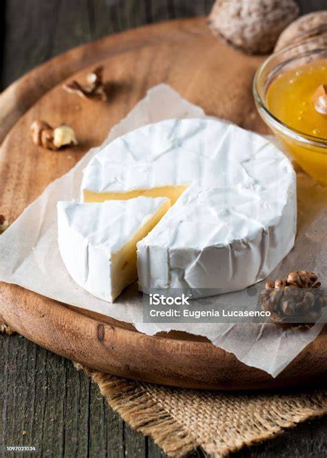 Scheibe cremiger Schokoladen-Fudge mit Nüssen auf Holzbrett