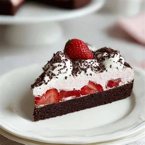 Scheiben Erdbeer Schoko Torte auf Kuchenteller