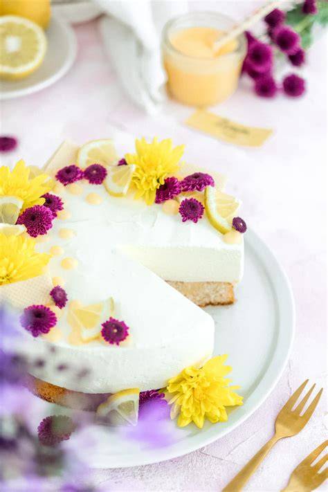Scheiben Zitronen Quark Kuchen mit Sommer-Deko