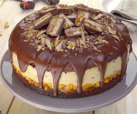 Scheiben der Snickers Torte - cremig und knusprig