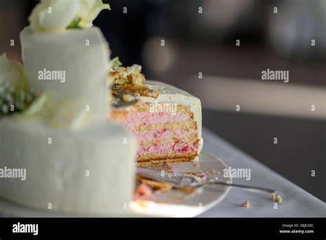 Scheiben einer angeschnittenen Fondant-Torte mit Cremefüllung