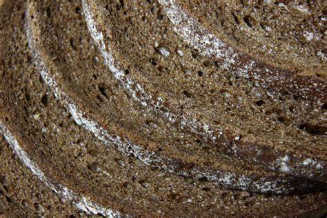 Scheiben und Brösel von Pumpernickel, Nahaufnahme