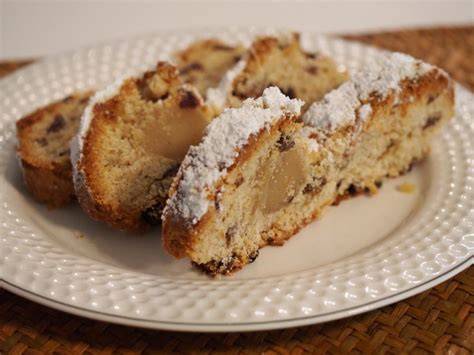 Scheiben vom Marzipanstollen, Serviervorschlag mit Kaffee und Weihnachtsdeko