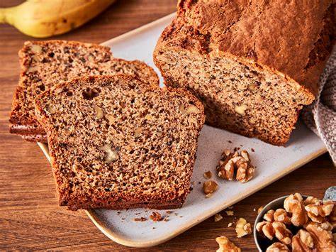 Scheiben von Bananenbrot mit Schokostücken auf einer Kaffeetafel