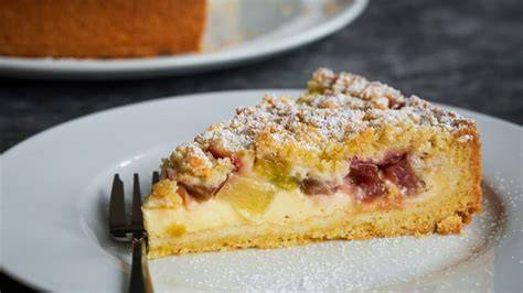 Scheiben von Lochkuchen mit verschiedenen Pudding- und Obstfüllungen