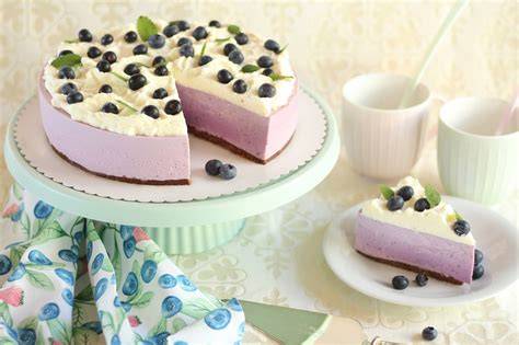 Scheiben von No-Bake-Blaubeertorte auf Sommerbuffet