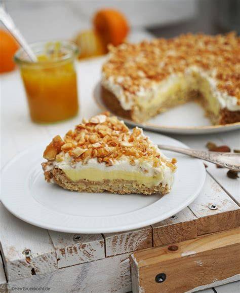 Scheibengrafik: Aufbau einer Pfirsich-Buttermilch-Torte (Boden, Creme, Pfirsichstrudel, Dekor)