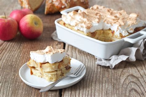 Scheiterhaufen mit Schneehaube und frischen Himbeeren