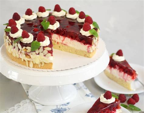 Schema: Apfelcreme-Füllung in einer angeschnittenen Sahnetorte mit Fruchteinlage
