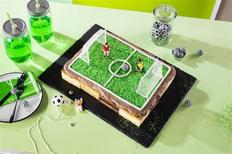 Schema: Aufbau der Kuppel-Fußballtorte mit cremebasiertem Muster