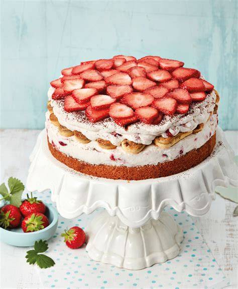 Schema: Aufbau einer Erdbeer-Tiramisu-Torte mit tränkendem Boden, Löffelbiskuits und Erdbeercreme