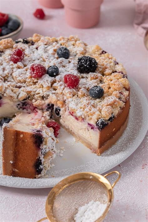 Schema: Aufbau eines perfekten Beerenkuchens mit Tiefkühlfrüchten (Teig, Beeren, Streusel)
