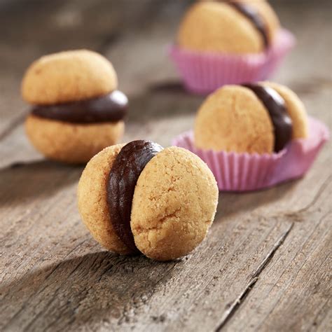 Schema: Baci di Dama Aufbau - zwei Halbkugeln, Schokoladenfüllung, Serviervorschlag zum Espresso