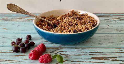 Schema: Granola-Varianten mit Buchweizen, Rosinen, Orangenschale und Lebkuchengewürz